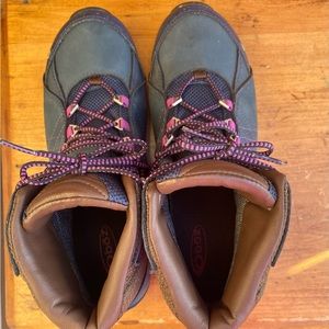 Women’s Oboz waterproof hiking boots, size 11